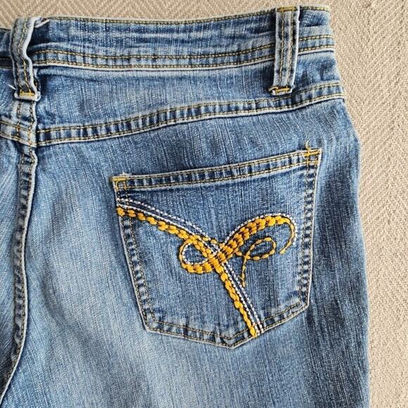 Lexi Denim Shorts Bermuda Size 12 (W34 L16) Medium Wash Embroidered Back Pocket - Picture 3 of 12